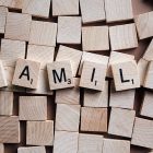 Scrabblespielsteine mit Schriftzug Family