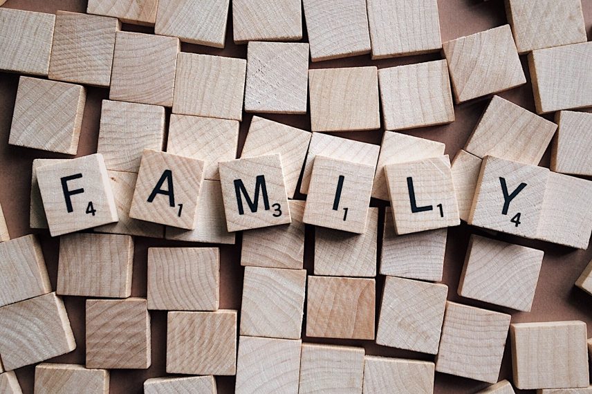 Scrabblespielsteine mit Schriftzug Family