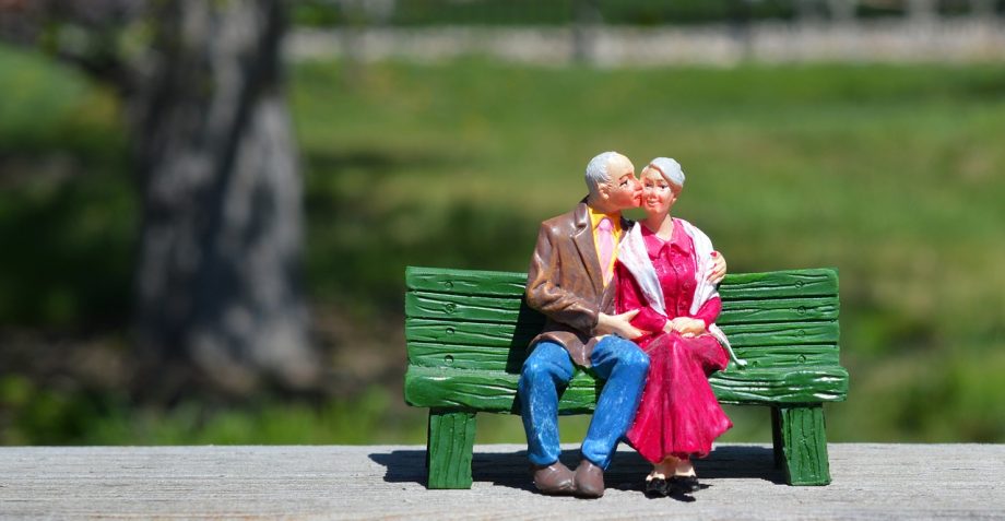 Spielzeugfiguren altes Ehepaar sitzen auf Bank