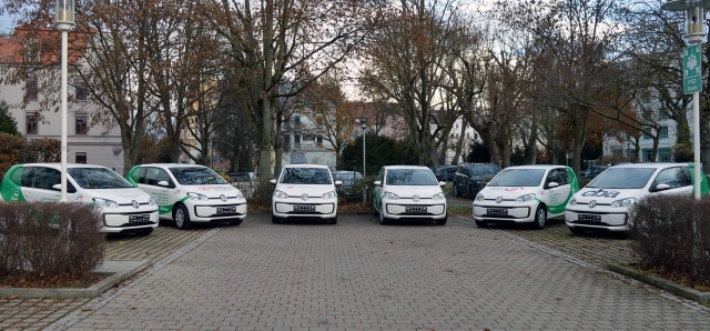 Sechs VW move up! auf dem Parkplatz der PSD Bank München